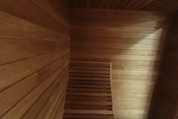 Auroom Baia, from the flat bench: Sitting at the end of the flat bench, the lounge across the room and the door behind.