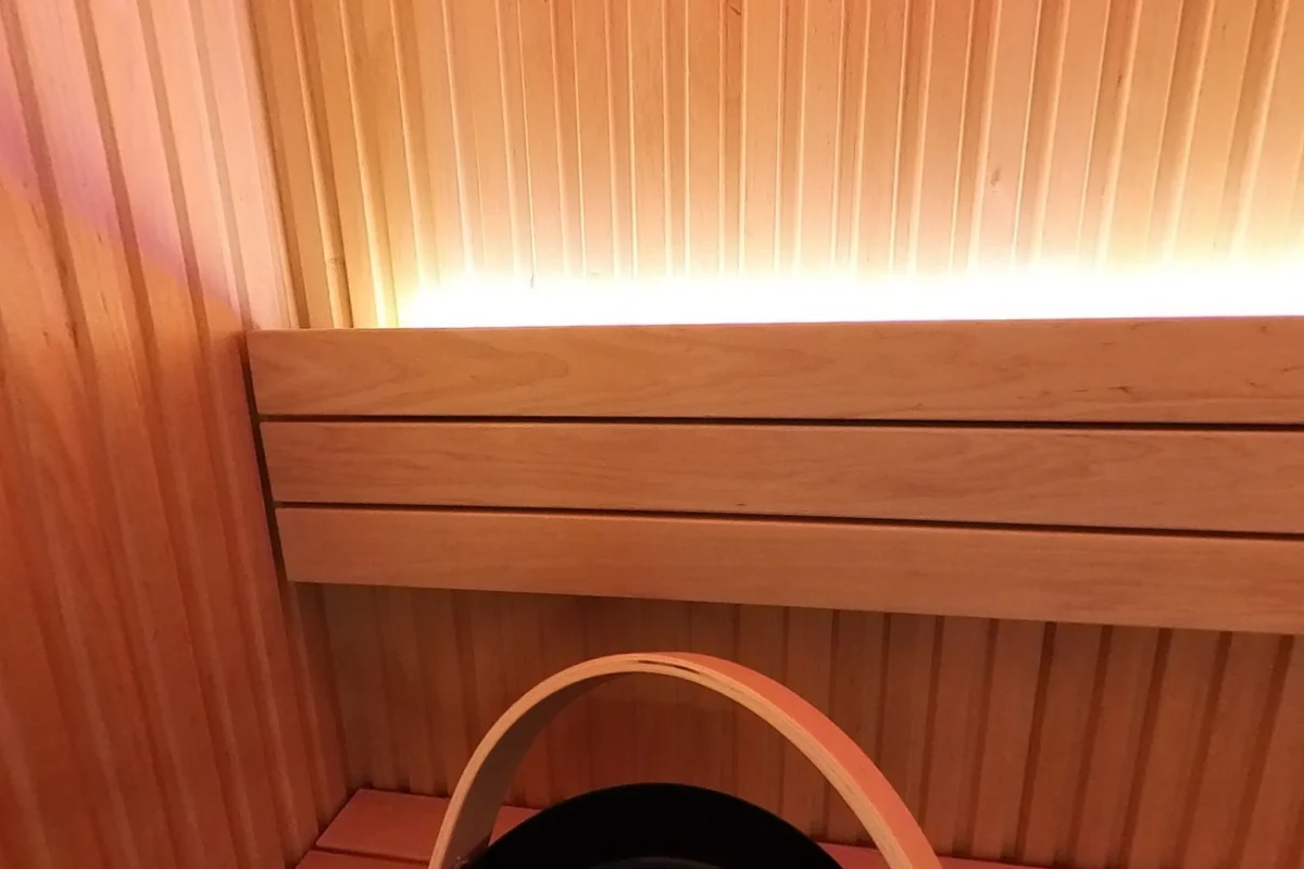 Light washes the wall above the Libera backrest.