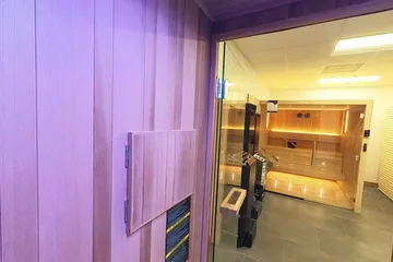 Finnmark FD4 Trinity, on the bench: Sitting on the bench: the door and the showroom ahead, the emitters at your back and beside you.