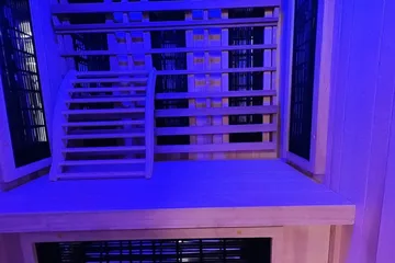 Finnmark FD4 Trinity, blue light: The same room with the colour light on blue.