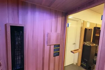 Finnmark FD4 Trinity, leaning back: Leaning into the backrest, looking out through the door to the showroom.