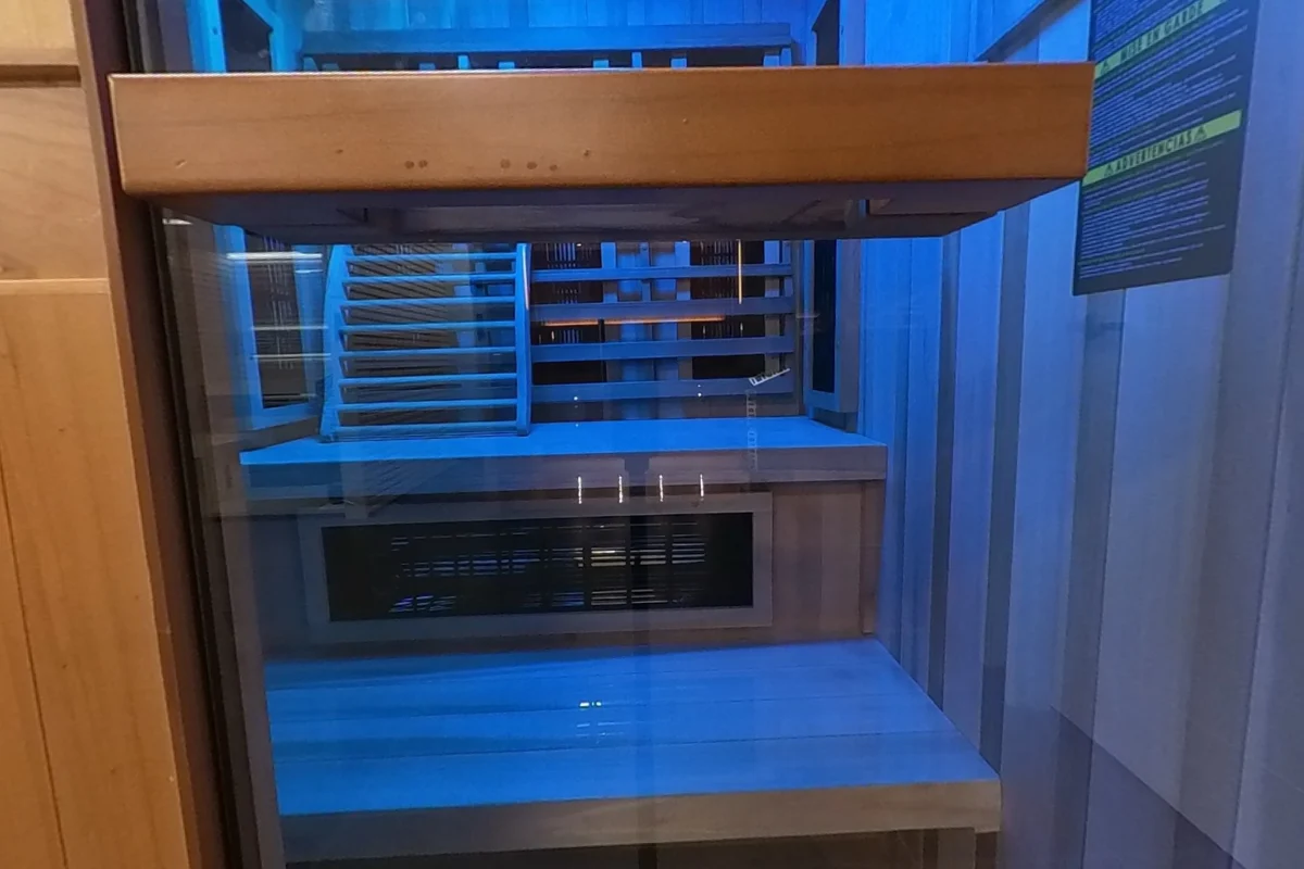 The lower panel beneath the FD4 bench is visible through the door.