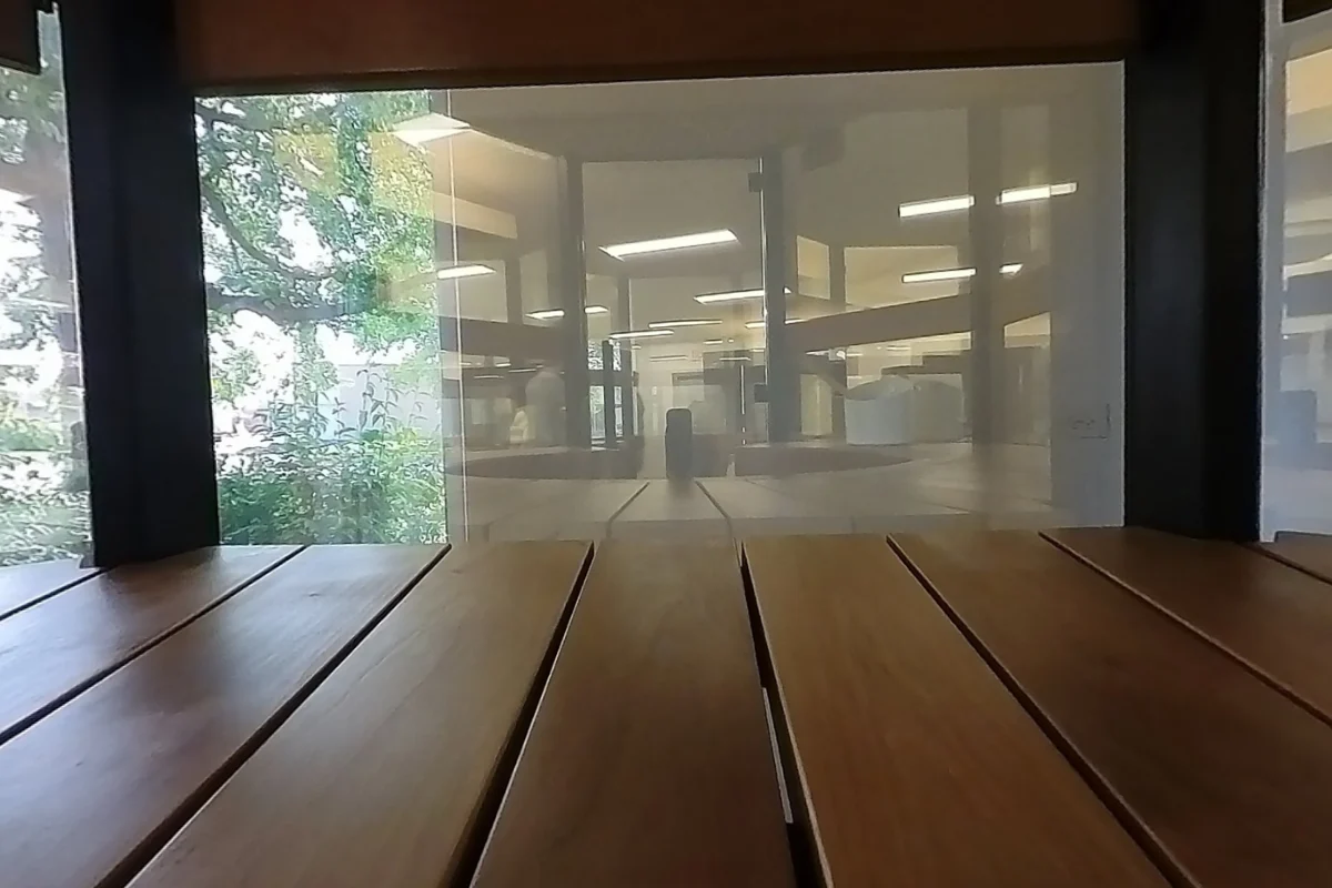 The Hele Single lying-down view follows the curved room.