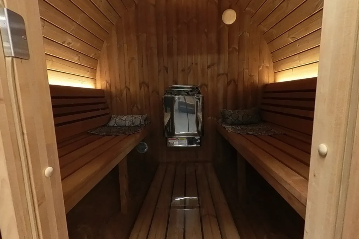 Opposing benches and a central aisle in the E7G.