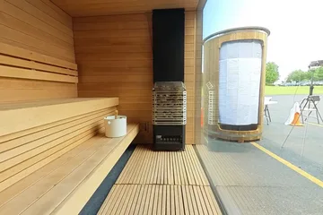 SaunaLife G6, at the open door: Look through the open glass door and around the outdoor display.