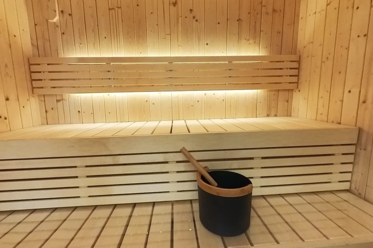 The X7 lower bench sits in front of the raised upper seat.