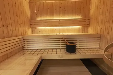 SaunaLife X7, showroom view: The X7 glass front and open entry from the showroom floor.