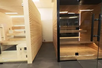 Sauna showroom 360° photo, across the glass fronts