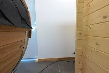 Sauna showroom 360° photo, behind the barrel displays