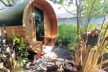 Thermory Barrel 60 Series, garden approach: Approach the sauna through its outdoor setting.