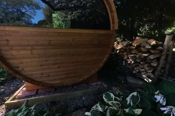 Thermory Barrel 60 Series, rear exterior: The panoramic window and round shell from the garden.