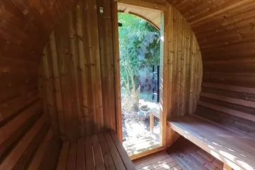 Thermory Barrel 60 Series, at the window: See the room from beside the panoramic window.